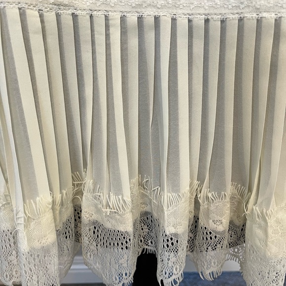 Logo Lavish sleeveless tunic with pleated hem and lace trim. Size XS - Picture 1 of 9